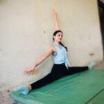 Zoya Afroz Instagram – Don’t believe the smile.. I am dying on the inside 😂😂😂 #gymnastics #split #motivation #killit #fitness #goals