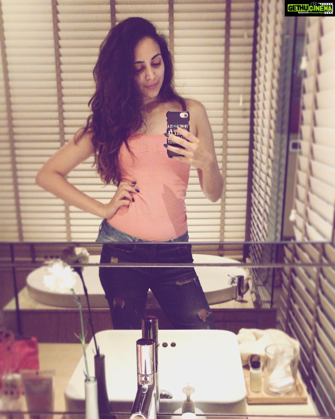 Zoya Afroz Instagram - Here’s a pointless picture of me taking a mirror selfie because I already told my mom how much I love her and don’t need to put up a post for that 🤷🏻♀️💁🏻♀️