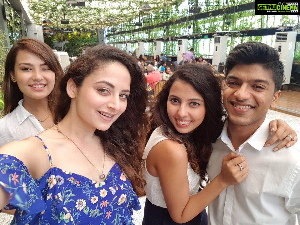 Zoya Afroz Instagram - Sunday brunch with my lovelies💙