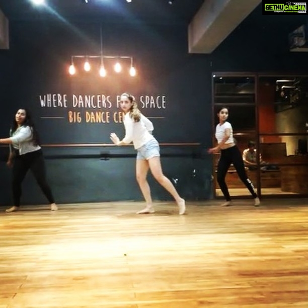 Zoya Afroz Instagram - #perfect #edsheeran #slowdance #dancelife #onthefloor #pointyourtoes #zoyaafroz #love #dance #performance #art #instagood