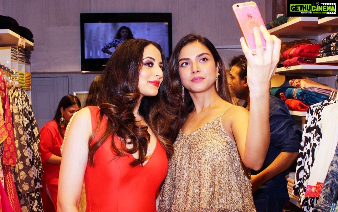 Zoya Afroz Instagram - Jashn store launches are always fun! 🌺 . . #storelauch #jashn @jashnonline