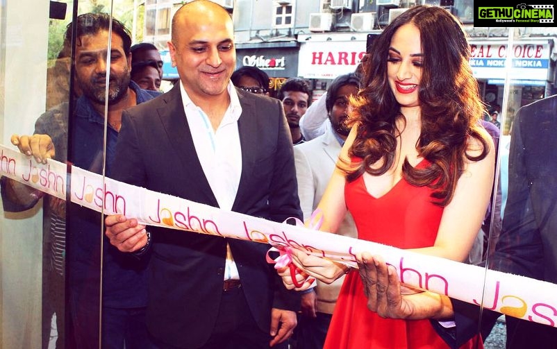 Zoya Afroz Instagram - Jashn store launches are always fun! 🌺 . . #storelauch #jashn @jashnonline