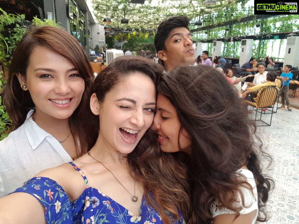 Zoya Afroz Instagram - Sunday brunch with my lovelies💙