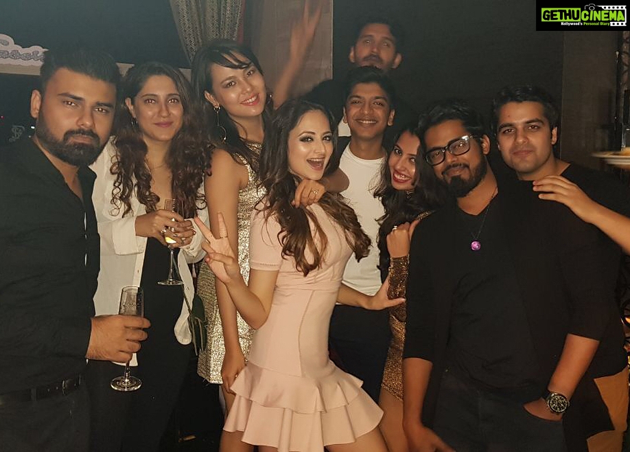 Zoya Afroz Instagram - This was sooo much fun !!! 🎉🎂🥂🎊🎉 #bestbirthdayever #myfriendsarethebest #thiswasfun #crazychicks The St. Regis Mumbai