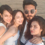 Zoya Afroz Instagram - 🥂 to the laughters.. #2017 #allsmiles #happypeoplemakepeoplehappy