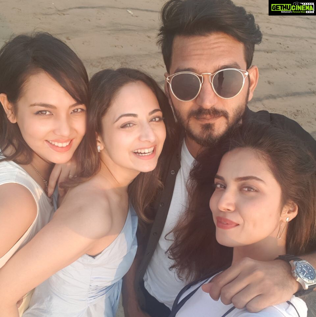 Zoya Afroz Instagram - 🥂 to the laughters.. #2017 #allsmiles #happypeoplemakepeoplehappy