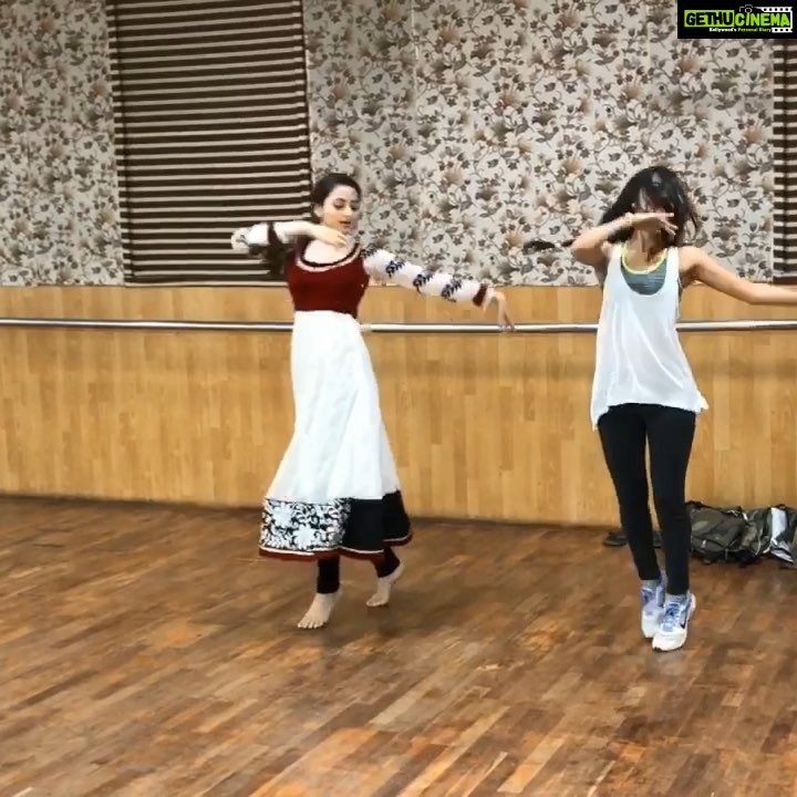 Zoya Afroz Instagram - #deewanimastani #rehersals #lovefordance #indian