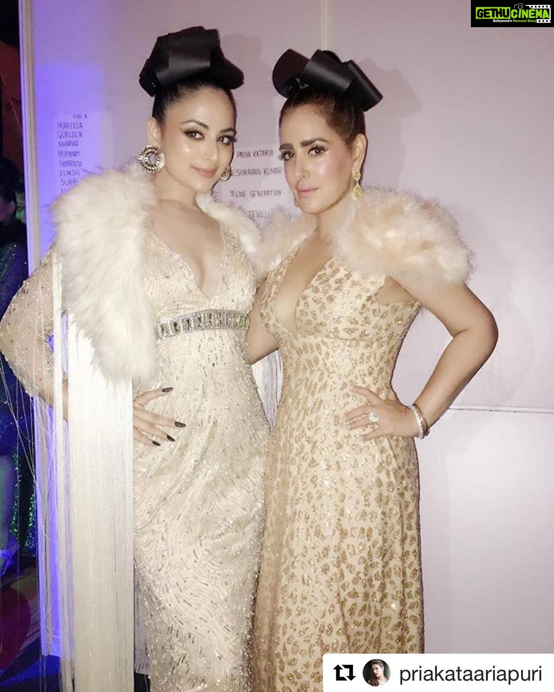 Zoya Afroz Instagram - Twining with my showstopper @zoyaafroz @bangloretimesshow #backdstagedrama #sassydiva #priakataariapuri #pkp #kaftanqueen