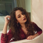 Zoya Afroz Instagram – Chillin before the event be like.. 🌺🥂💥🔥 #TimesRetailIconAwards #Pune #2018 #timesofindia #missindia #awards #redcarpet #ididntchoosethetublifethetublifechoseme #wheremybathbombsat #thuglife #travellife #messyhairdontcare