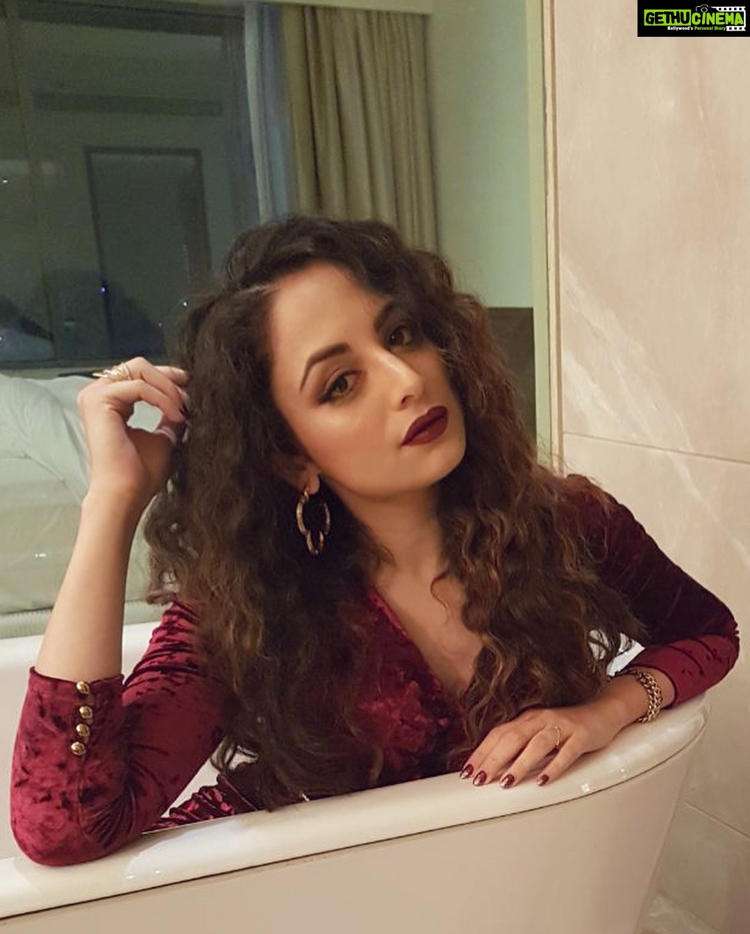 Zoya Afroz Instagram - Chillin before the event be like.. 🌺🥂💥🔥 #TimesRetailIconAwards #Pune #2018 #timesofindia #missindia #awards #redcarpet #ididntchoosethetublifethetublifechoseme #wheremybathbombsat #thuglife #travellife #messyhairdontcare