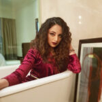 Zoya Afroz Instagram – Chillin before the event be like.. 🌺🥂💥🔥 #TimesRetailIconAwards #Pune #2018 #timesofindia #missindia #awards #redcarpet #ididntchoosethetublifethetublifechoseme #wheremybathbombsat #thuglife #travellife #messyhairdontcare