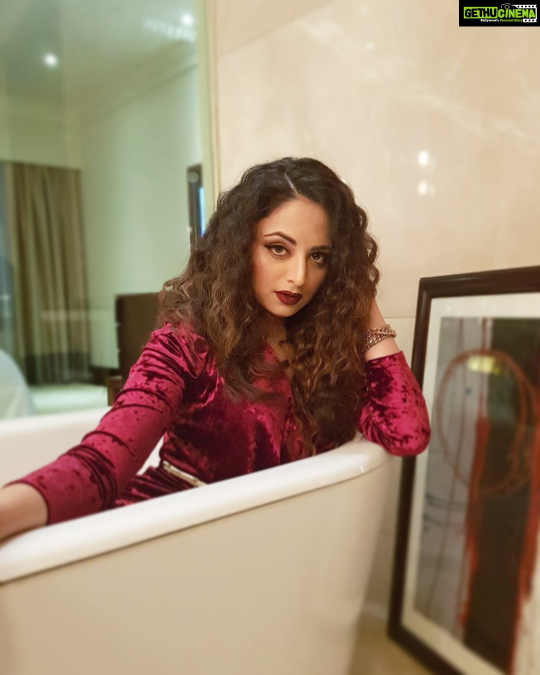 Zoya Afroz Instagram - Chillin before the event be like.. πΊπ₯π₯π₯ #TimesRetailIconAwards #Pune #2018 #timesofindia #missindia #awards #redcarpet #ididntchoosethetublifethetublifechoseme #wheremybathbombsat #thuglife #travellife #messyhairdontcare