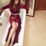 Zoya Afroz Instagram – Chillin before the event be like.. πΊπ₯π₯π₯ #TimesRetailIconAwards #Pune #2018 #timesofindia #missindia #awards #redcarpet #ididntchoosethetublifethetublifechoseme #wheremybathbombsat #thuglife #travellife #messyhairdontcare