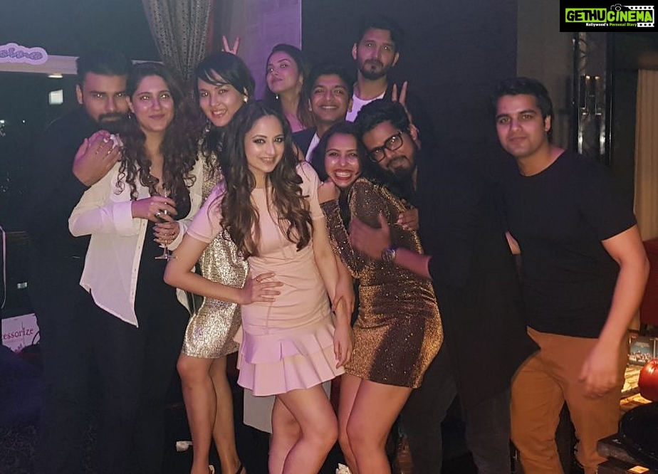Zoya Afroz Instagram - This was sooo much fun !!! 🎉🎂🥂🎊🎉 #bestbirthdayever #myfriendsarethebest #thiswasfun #crazychicks The St. Regis Mumbai