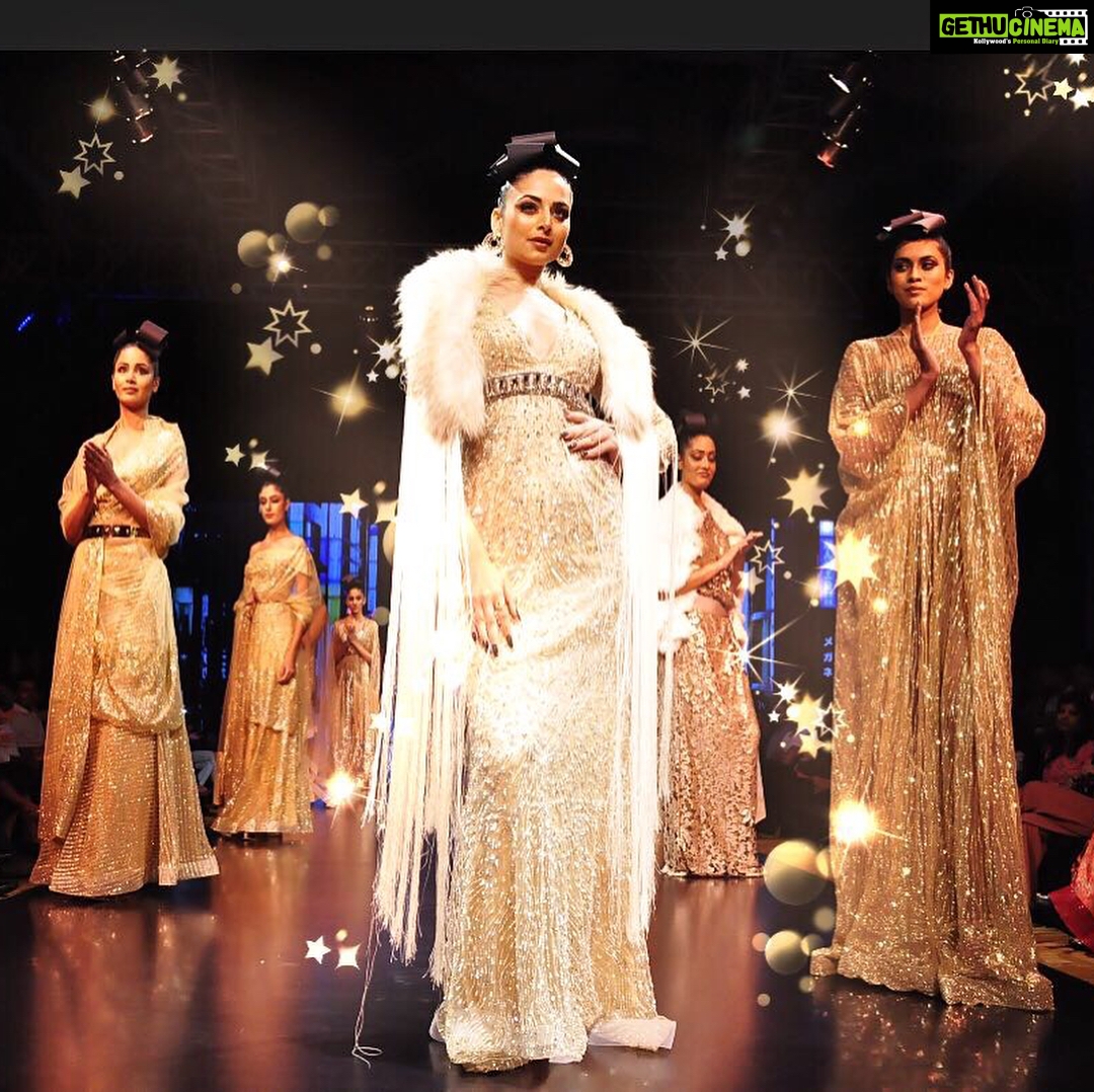 Zoya Afroz Instagram - How much I love @priakataariapuri and her gowns π And to be her Showstopper β¨ππ»ββοΈ #itsraininggold #showstopper #fabulousgown #diva #missindia #banglorefashionweek #timesfashionweek