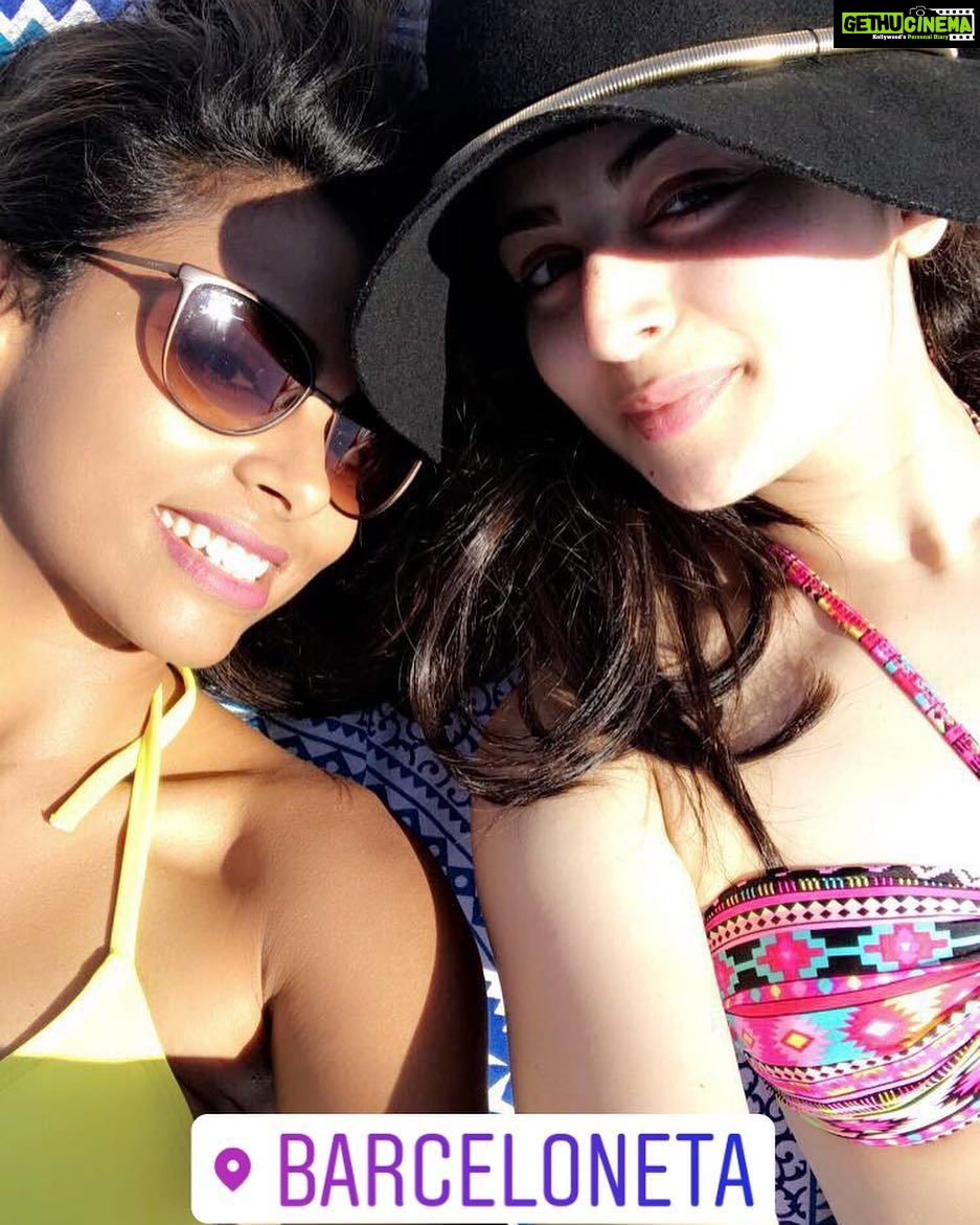 Zoya Afroz Instagram - #barcelona #barceloneta #beachesandbikinis #sunkissed #nofilter #lovethevibe 👯