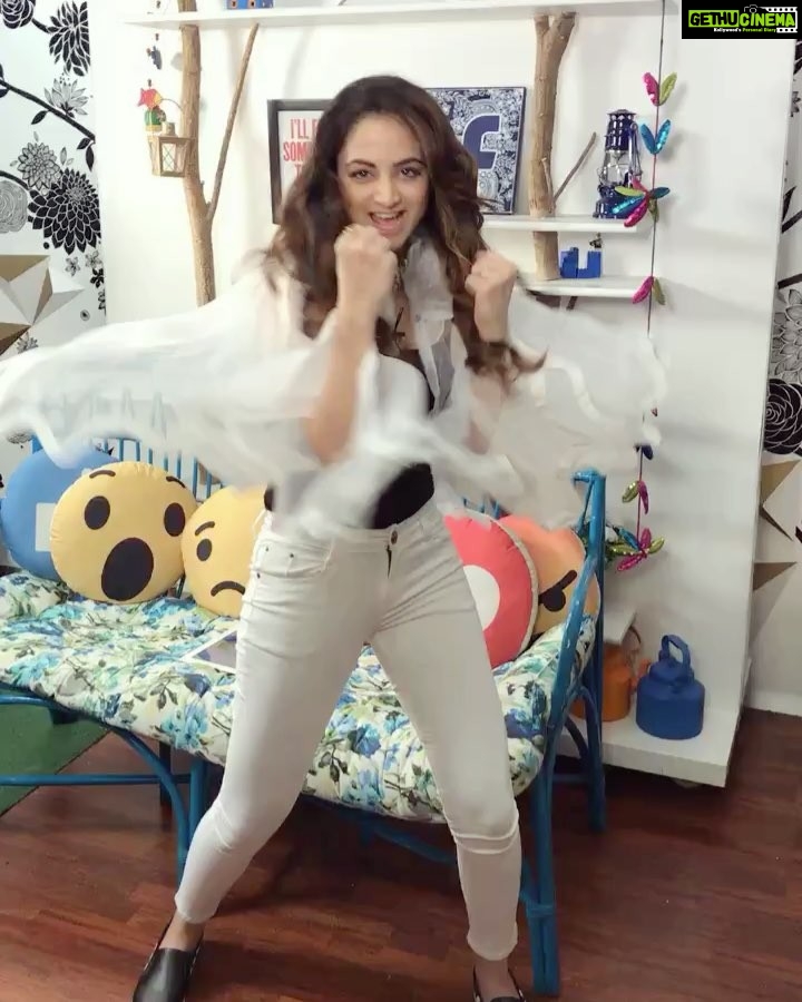Zoya Afroz Instagram - Don't mess with me 👊🏻👊🏻👊🏻 Cuz my punch will fly over your head and probably never hit you 🤣🤣🤣🙈🙈 Facebook Mumbai Office