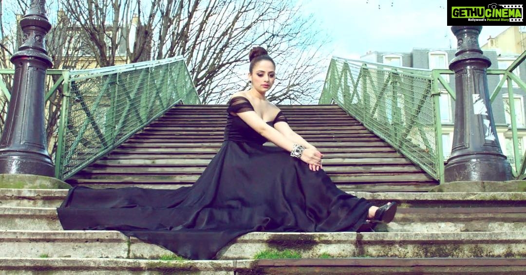 Zoya Afroz Instagram - Take me back to Paris! Paris, France