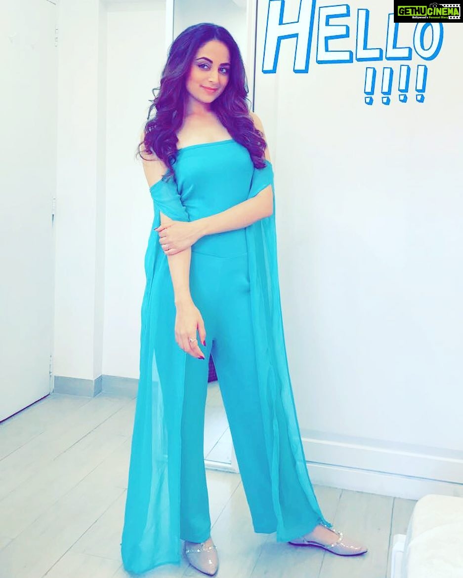 Zoya Afroz Instagram - She is the sunshine that is unconcerned that today is supposed to be rain.. she'll break on through and shine down anyway! ✨ #besomeonessunshine #happysoul #hellohappiness @hitendrakapopara @brillarecouture
