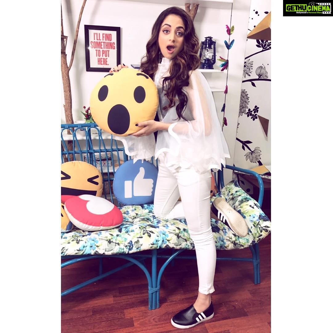 Zoya Afroz Instagram - Whatttt!!! Only 2 days to go!!! 😯😯😯😯😯😯😯 #SweetieeWedsNRI #2ndJune This cute White shirt by @gulatihardika nacklace by @opa_signature_accessories Facebook Mumbai Office