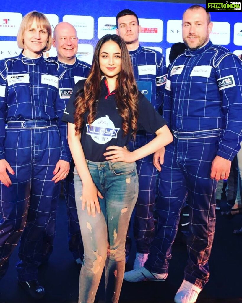 Zoya Afroz Instagram - And the race is about to begin! Nexa P1 Powerboat... proud to be the brand ambassador of my team Lloyd Dolphins 🐬 Let's kill it! #RoarOnTheShore #NexaP1 #nexap1powerboat #LloydDolphins #race #p1takeover Nariman Point