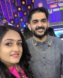 Harika Narayan Instagram - Watching him singing live with his band is one of the best moments happened to me in recent times. Thank you @sidsriram for coming all the way to our zee saregamapa, performing live for us, inspiring us and spreading love ❤ #fangirlmoment #grateful