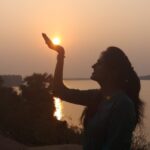 Harika Narayan Instagram - Moments of solitude with Mother Nature is Sunshine to a soul 🖤 #naturalfilter☀️ #throwback #godavari #myvillage #mothernature ♥️ . . . PC : my childhood buddy got amazing skills @srilatha7757 ♥️