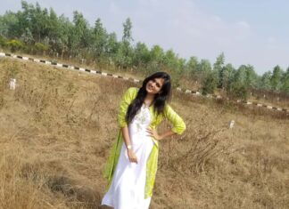 Harika Narayan Instagram - Sunshine 🌞💫💚 . . . . . @yash_1th_ #happypose #sunnyday #dadanddaughter #seekinggrowth #grateful #happylife