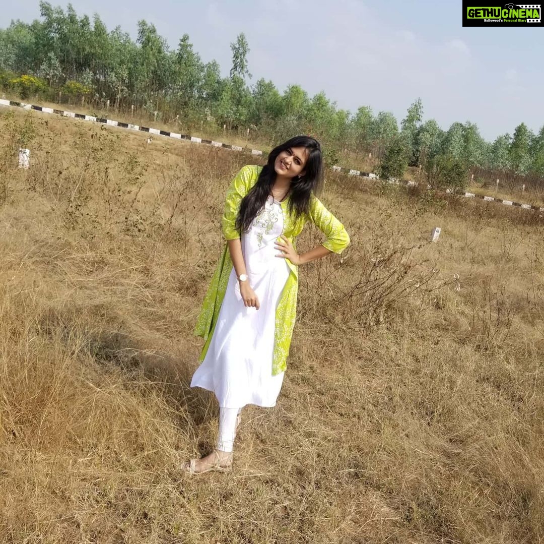 Harika Narayan Instagram - Sunshine 🌞💫💚 . . . . . @yash_1th_ #happypose #sunnyday #dadanddaughter #seekinggrowth #grateful #happylife