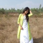 Harika Narayan Instagram - Sunshine 🌞💫💚 . . . . . @yash_1th_ #happypose #sunnyday #dadanddaughter #seekinggrowth #grateful #happylife