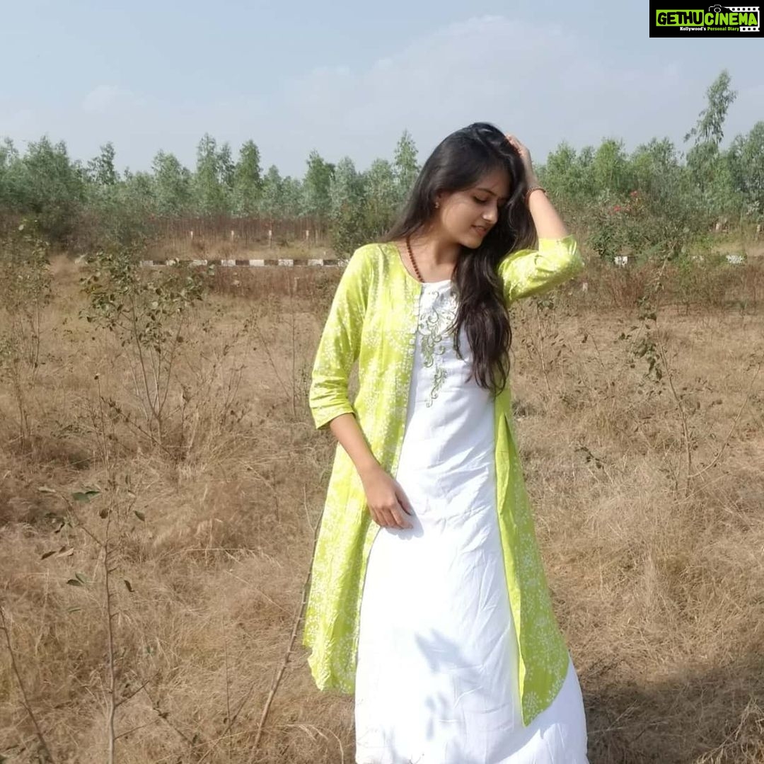 Harika Narayan Instagram - Sunshine 🌞💫💚 . . . . . @yash_1th_ #happypose #sunnyday #dadanddaughter #seekinggrowth #grateful #happylife