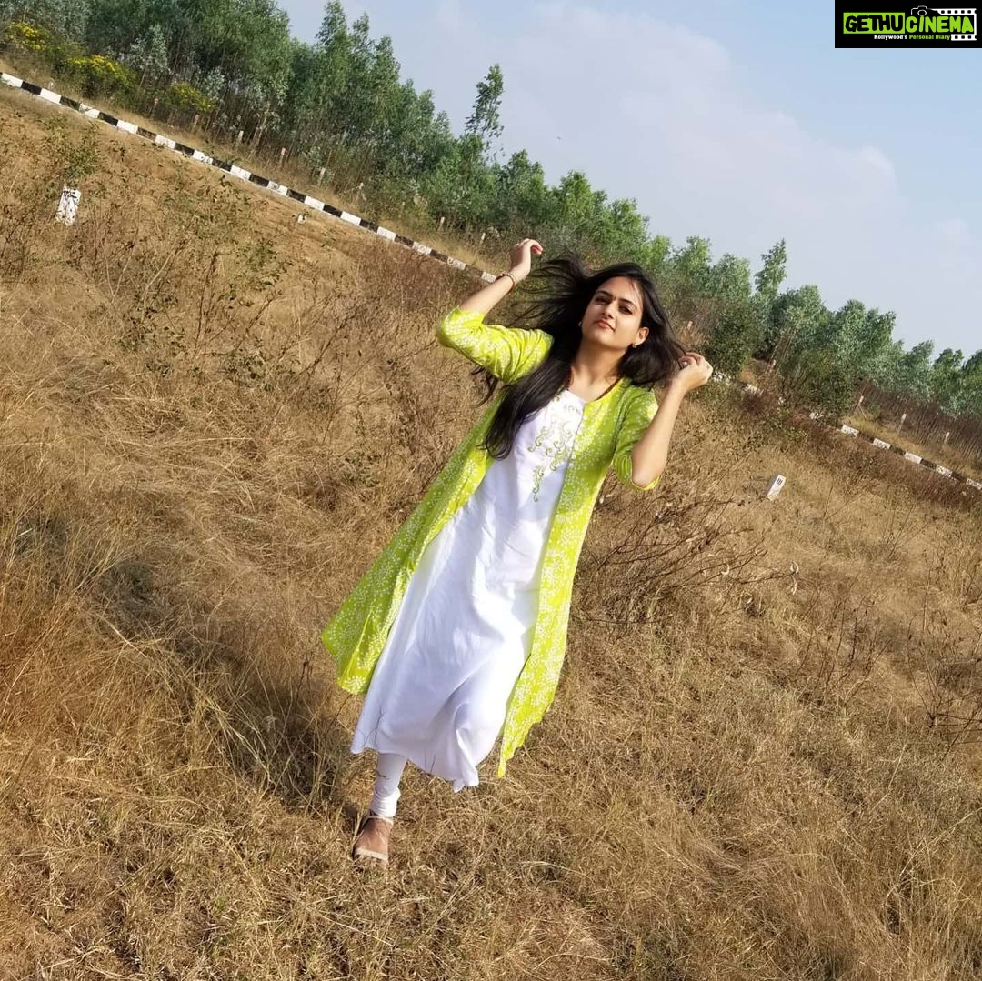 Harika Narayan Instagram - Sunshine 🌞💫💚 . . . . . @yash_1th_ #happypose #sunnyday #dadanddaughter #seekinggrowth #grateful #happylife