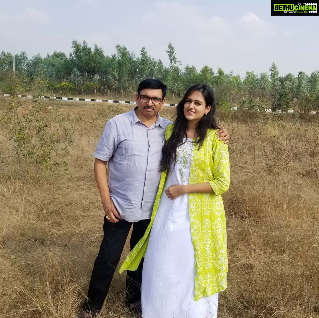 Harika Narayan Instagram - Sunshine 🌞💫💚 . . . . . @yash_1th_ #happypose #sunnyday #dadanddaughter #seekinggrowth #grateful #happylife