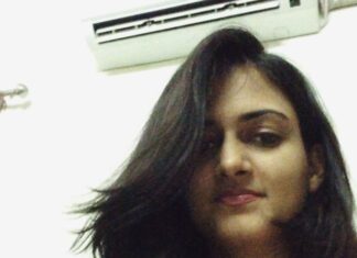 Harika Narayan Instagram - Kaun tujhe yun pyar karega...jaise mein karti hun ❤️😍🎧🎼 #requested #karaoke #new_favourite #msdhoni