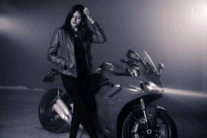 Harika Narayan Instagram - Burst into flames only to rise from the ashes🖤🔥
.
.
.
.
.
PC : @kalyanchappidi 
#bikergirl #foreverlove #photoshoot #ducati #harleydavidson
#theethalapathy #powerpacked #gratitude