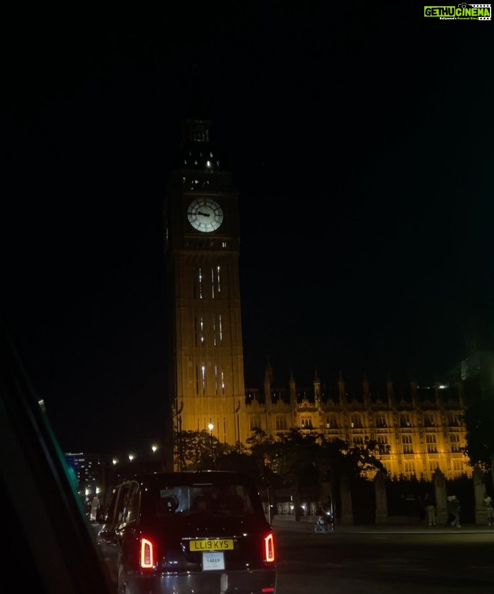 Haripriya Instagram - Nightout in london ✈️✨🇬🇧🎡 . . . #london #londoneye #travel #travelgram #nightout #traveldiaries