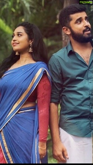 Haripriya Instagram - Onnavitta yaarum yenakilla cover by @ahmedmeeranoffl and myself ! Link in bio 👆🏻 https://youtu.be/y3b2NYEFfYA Ps: it was fun shooting this , i get to act and dance a bitt 🙈😂 Video by @aashik_hameed Mix and master by @aloysious_ajay Choreo by @cheesegirl09 and @aarsh_jey #onnavittayaarumyenakila #music #dimman #haripriya #ahmedmeeranoffl #samantha #shivakarthikeyan