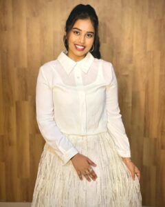 Haripriya Instagram - Back on super singer sets to celebrate dearest @kschithra amma this weekend . 🤍🤍 
Outfit : @styl_chennai
Pc : @srisha04 
.
.
.
#haripriya #supersinger8 #supersinger