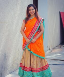 Haripriya Instagram - Outfit : @siris_designhouse 
.
.
.
.
📸 : @agtraju 
Dhavaninotsorry 🤣 #haripriya