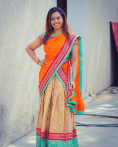 Haripriya Instagram - Outfit : @siris_designhouse 
.
.
.
.
📸 : @agtraju 
Dhavaninotsorry 🤣 #haripriya