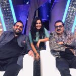 Haripriya Instagram - With THE LEGENDS ❤️ @shankar.mahadevan @singerhariharana !! Performed a duet with hariharan sir At super singer 8 grand launch ☺️ @vijaytelevision blessed and grateful for the opportunity. #shankarmahadevan #hariharan #haripriya #supersinger