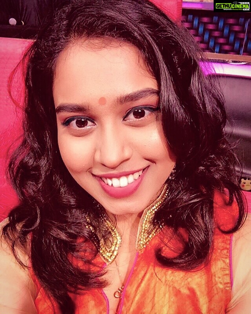 Haripriya Instagram - Celebrations !! ✨🌺 watch me perform at 6:30pm @vijaytelevision #twoteam