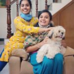 Haripriya Instagram – The Priyas with toffee🐶 @violinrangi 😂❤️✨ pc: @bharathdhamodaran #haripriya #rangapriya