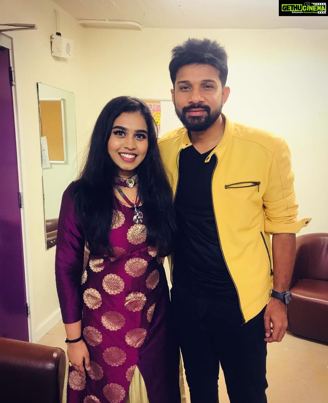 Haripriya Instagram - Had a great show with @karthikmusicexp and his amzing band in london !! I’m so inspired and motivated ❤️ @navneethsundarofficial @nikhilramtp @mountaditya @vikramrozariopercussion @supervijay_ #vikram #keithpeters #jio #haripriyasinger