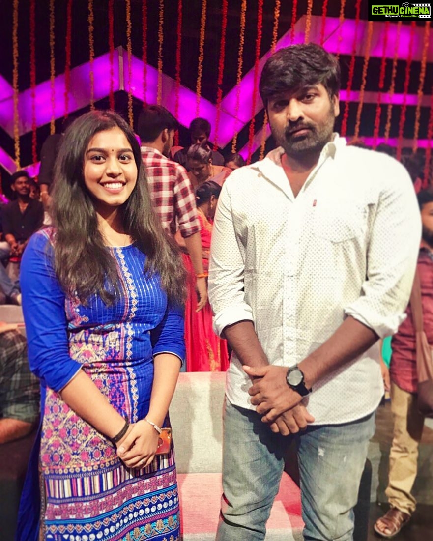 Haripriya Instagram - @actorvijaysethupathi in super singer 😄🤟🏻🤟🏻🤟🏻🤟🏻🤟🏻 #vijaysethupathy #96