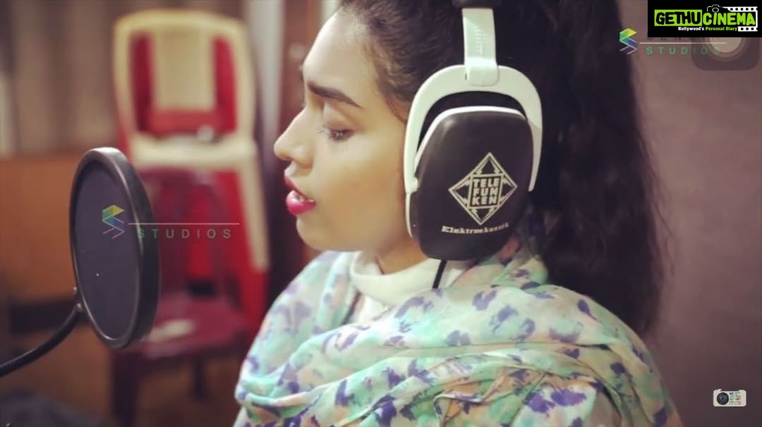 Haripriya Instagram - A song dedicating to all the fathers ! Link in bio . :) #thanthaiye #cover #dadlove #haripriyasinger