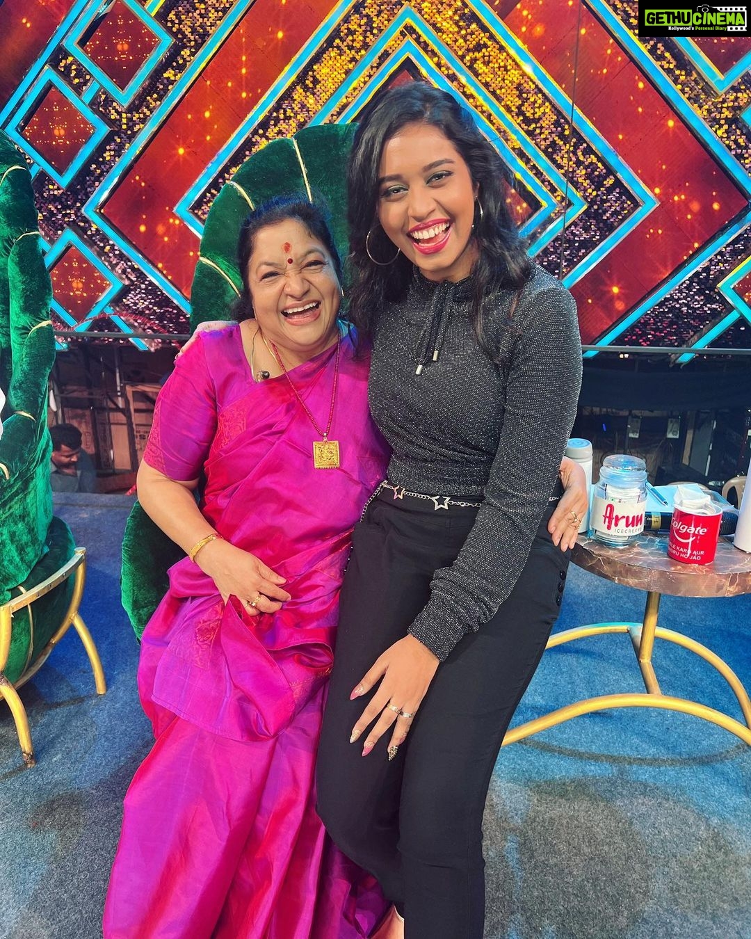 Haripriya Instagram - From the sets of @starmaa supersinger 🤍✨ @kschithra @itsme_anasuya @beinrare @vedalahemachandra @singer_mano . . . #starmaa #supersinger #haripriya #kschithra #anasuya #sudheer #hemachandra #reninareddy #mano