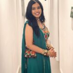 Haripriya Instagram - Backstage clicks pleasee 📸 pc: @vikramsaiprasad Amazing audience , amazing energy! truely blessed and overwhelmed thank you 💕 . . . #haripriyasinger #haripriya Fairfield, Croydon