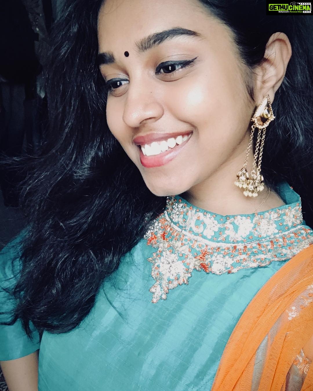 Haripriya Instagram - Happy diwali everyone ! Thank you @aarvee.chennai for the lovely diwali gift. Ps: earrings from @aarvee.chennai #diwalivibes