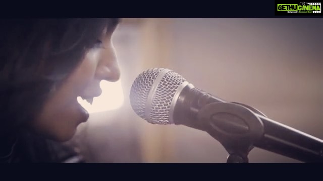 Haripriya Instagram - Nee paartha vizhigal.. :) cover by @hemzmusic shot by @sajselva @velanjoe #neepaarthavizhigal #supersinger @anirudhofficial PS: full video link in my bio 👆🏼